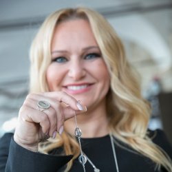 Nuša Derenda s kolekcijo nakita; 20 let glasbene kariere