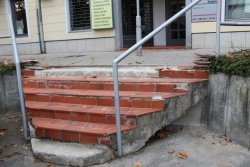 Stopnice ob nizu objektov na Gubčevi ulici so ponekod že precej uničene in kličejo po obnovi. (Foto: R. N.)