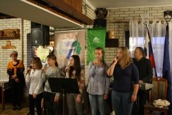 Ajda navdihuje tudi učence OŠ Bizeljsko, da pod mentorstvom Vilka Ureka s pesmijo pospremijo razstavo kolača.