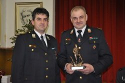 Na sliki predsednik PGD Otočec Miran Zupančič in poveljnik Miha Jerman, ki je prejel društveno priznanje za 20-letni jubilej opravljanja poveljniške funkcije.