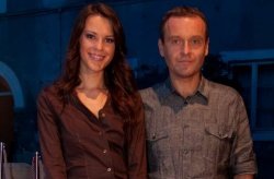 Nuša Lesar in Uroš Slak sta bila odličen voditeljski par na začetku oddaje Svet na Kanalu A. (foto: Revija Zvezde)