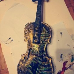 Unikatna violina, ki jo je poslikala Nina Pečar