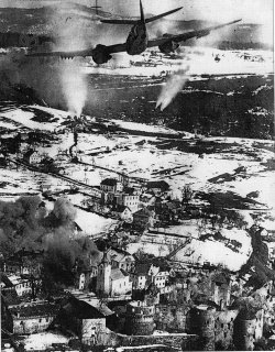 Fotografija napada zavezniškega letala beaufighter iz 19. eskadrilje Južnoafriških letalskih sil (SAAF) na Žužemberk 13. februarja 1945. Aeroplane Monthly, Ilustrirana zgodovina letalstva