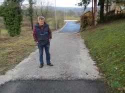 Nikola Magovac na približno 10-metrskem odseku poti, ki ni asfaltirana. (Foto: M. B.-J.)