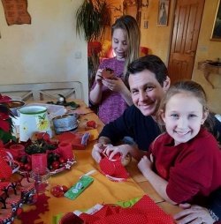 Znani Slovenci in božični prazniki; Marko Vozelj s hčerkama in ženo