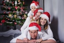 Znani Slovenci in božični prazniki; Marko Vozelj s hčerkama in ženo