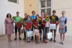 Zlati maturanti z ravnateljico Mojco Lukšič in pomočnico ravnateljice Anito Nose