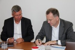 Pogodbo sta podpisala direktor Mikrografije Boštjan Gaberc (levo) in generalni direktor Easy Software Dieter Weishaar (foto: B. D. G.)