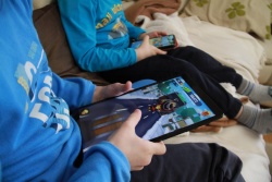Nekateri otroci že zelo zgodaj začnejo igrati igrice na pametnem telefonu ali tablici. (Foto: R. N.)
