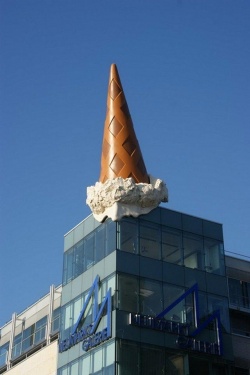 Claes Oldenburg »Dropped Cone«  (2001), Neumarkt Galerie, Cologne, Germany