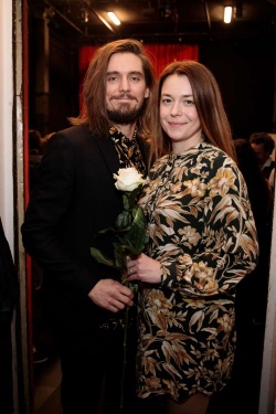 Igralca Nina Ivanišin in Klemen Janežič sta se zaljubila v SNG Drama,  katerega člana ansambla sta. Leta 2018 sta dahnila tudi večni da. Mediaspeed