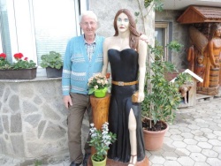 Ljubiteljski rezbar Friderik Kozar z lesenim kipom Melanie