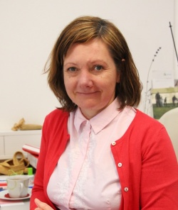 Emilija Skrt, poleg nje je strokovna vodja programa socialne aktivacije še Barbara Gošnik.