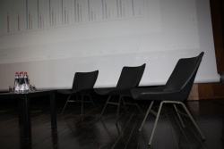 Nekaj stolov na javni tribuni je ostalo praznih – pogrešali so predvsem belokranjske župane in vodstvo šole. (Foto: M. L.)