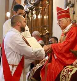 Na novomašniškem posvečenju s škofom Andrejem Glavanom (foto: Škofija NM)