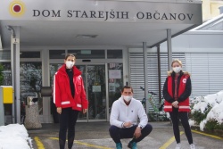Med 18 prostovoljci OZRK Novo mesto, ki pomagajo osebju v DSO Novo  mesto, so tudi: Barbara Fabjan, Dušan Hočevar in Lara Gašpar. (Foto: L.  M.)