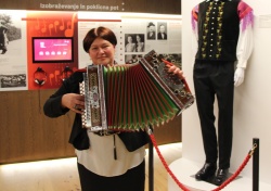 V muzeju imajo na voljo kar dve harmoniki, na kateri lahko zaigra prav vsak obiskovalec, včasih pa nanjo zagode tudi vodja muzeja Ljudmila Bajc. (Foto: M. Ž.)
