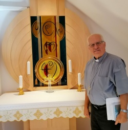 Upokojeni novomeški škof Andrej Glavan ob novem oltarju v kapeli  svojega novega doma