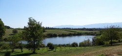 Štritovsko jezero je dolgo več kot 200 metrov in do 120 metrov široko.  Doseže med 10 in 15 metri globine. Vodna površina zavzema 1,5 hektarja.