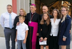 DL: Novi škof z družino