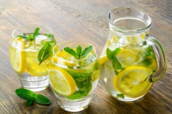 Za pomoč po mastnem obroku bo poskrbel napitek z dodatkom limoninega soka, ki pomaga razgraditi maščobe. (Dreamstime)