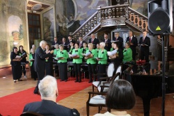 Mešani pevski zbor KUD Brežice pod Križanićevo taktirko je s petjem popestril pogovor o glasbi.