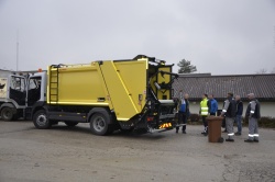 Z novim vozilom bo pobiranje odpadkov učinkovitejše in za delavce lažje, pravijo v Komunali Metlika. (foto: Občina Metlika)