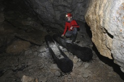 Posebnost Velikega zjota so korita za zbiranje jamske kapnice. (foto: A. Hudoklin)