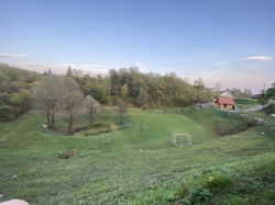 Območje z nogometnim igriščem, brunarico in vaško mlako, ki ga vaščani želijo razvijati naprej. (foto: U. B.)