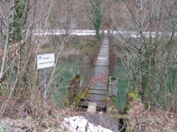 Mostovi, čeprav nekateri že dotrajani, kot je ta na sliki v Srobotniku, so vedno povezovali ljudi. (foto: M. G.)