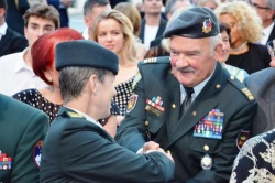 Miha Butara z nekdanjo načelnico generalštaba Slovenske vojske Alenko Ermenc. (FB)