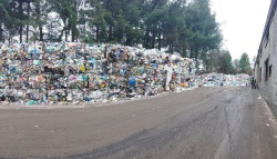 Odpadna embalaža na Zbirno-reciklažnem centru na Cikavi ob poslovni stavbi Komunale Novo mesto (foto: Komunala Novo mesto)