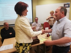 Tatjana Adlešič simbolno predaja ključ obrtne zbornice novemu predsedniku Miranu Križanu.