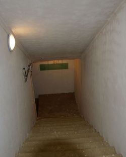 Po stopnišču se gre najprej štiri metre pod zemljo.