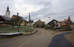 Naselje Globošca bo nastalo ob vstopu v Škocjan, na desni stran nad regionalno cesto.