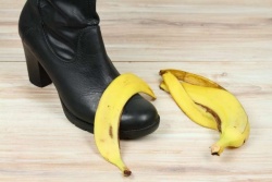Olupek bo usnjenim čevljem dal sijaj in jih še nežno obvaroval  pred vlago. Ko čevlje premažete z banano, jih le še zloščite z mehko  krpo.