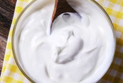 Mikrobi v jogurtu bodo preprečili gnilobo ter pepelasto in druge plesni na vrtninah. (Dreamstime)