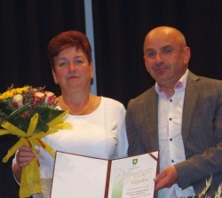 Marjan Hribar s priznanjem župana in Alenka Avsec (Foto: L. M.)