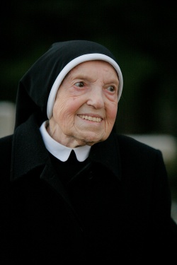 Sestra Benjamina, sestra patra Ašiča. Posneto na slovesni maši ob  100. letnici rojstva patra Simona Ašiča na Gorici, 30. 11. 2006. (Foto:  Branko Petauer)