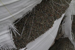 Inšpektorji so ugotovili, da so v vrečah granulati različnih odpadnih gradbenih in drugih materialov. (Foto: R. N.)