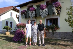 Štefi se veseli lepih rož, mož Jože (desno), sin Benjamin in hčerka Nina  (ki je bila ob našem obisku v službi v Ljubljani) z njo delijo veselje  in ji pomagajo pri cvetju. (Foto: M. L.)