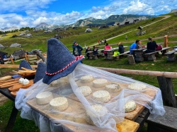 Slikovita Velika planina z enim od največjih pastirskih naselij v  Evropi, kjer lahko obiskovalci pokusijo mlečne dobrote, med njimi njihov  značilni sir trnič. (Foto: Mana)