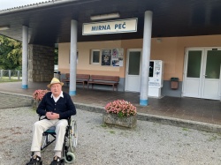 Viljem Hrastar je železniško postajo v Mirni Peči obiskal malo pred obletnico napada. (Foto: osebni arhiv)
