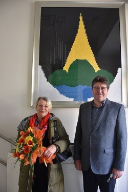 Lidija Vodušek je izdelala grb Občine Brežice. Na sliki z županom Ivanom Molanom. (Foto: arhiv OB)
