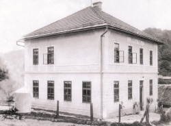 Ljudska šola v Črneči vasi pred letom 1930. Hrani Osnovna šola Jožeta Gorjupa Kostanjevica na Krki