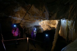 Obiščite čarobno podzemlje Županove jame s svetilkami