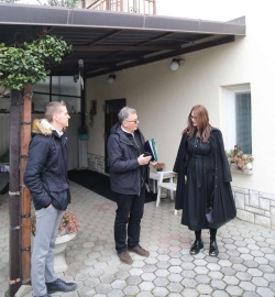 Iz Slovenske Bistrice se je v Solkan pripeljal izvedenec Igor Drobež (v  sredini), ki si je v spremstvu odvetnice Sabine Pavlin in odvetniškega  pripravnika Reneja Pohlena ogledal hišo v Solkanu.