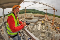 Kot novinar in fotograf je podrobno spremljal gradnjo hidroelektrarn v  Posavju. Na sliki v košari dvigala na gradbišču HE Brežice. (Foto:  osebni arhiv G. R.)