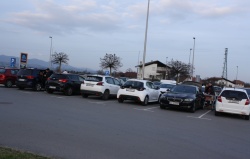 V Brežicah je na parkiriščih pred nekaterimi trgovinami pogosto velika  večina vozil s hrvaškimi registracijami, med katerimi prevladujejo  zagrebške.