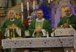 Toneta Kerina (na levi) je na mesto župnika Župnije Brusnice umestil  novomeški škof msgr. dr. Andrej Saje (v sredini). Na desni generalni  vikar novomeške škofije Peter Kokotec. (Foto: L. M.)